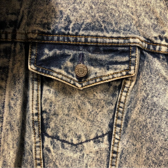 Gap light wash jean jacket - Picture 3 of 7